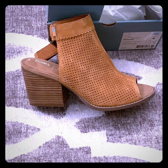 NWB  👠 TOMS LEATHER SANDALS👄 SZ. 8  👩🏼👏🏻😘💎 - Picture 1 of 5